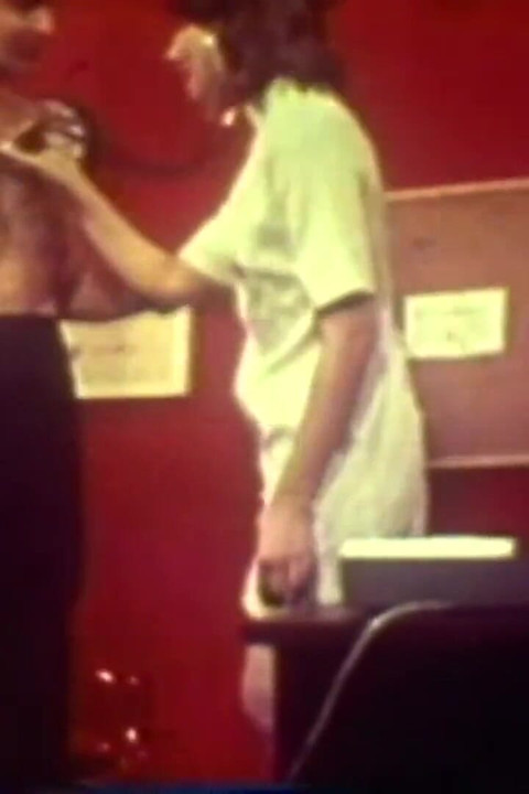 الطبيب يفحص المريض