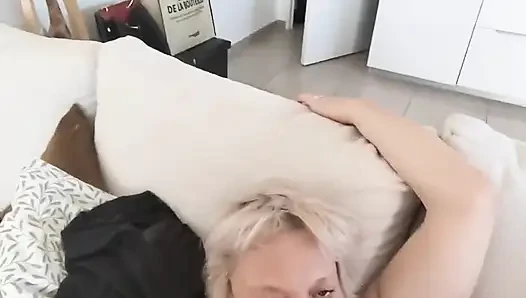 Begitu saya bangun, dia meniduri vagina dan pantat saya seperti pelacur yang baik