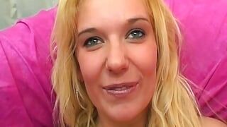 Дивовижна німецька блондинка покрита спермою після сеансу задоволення пизди