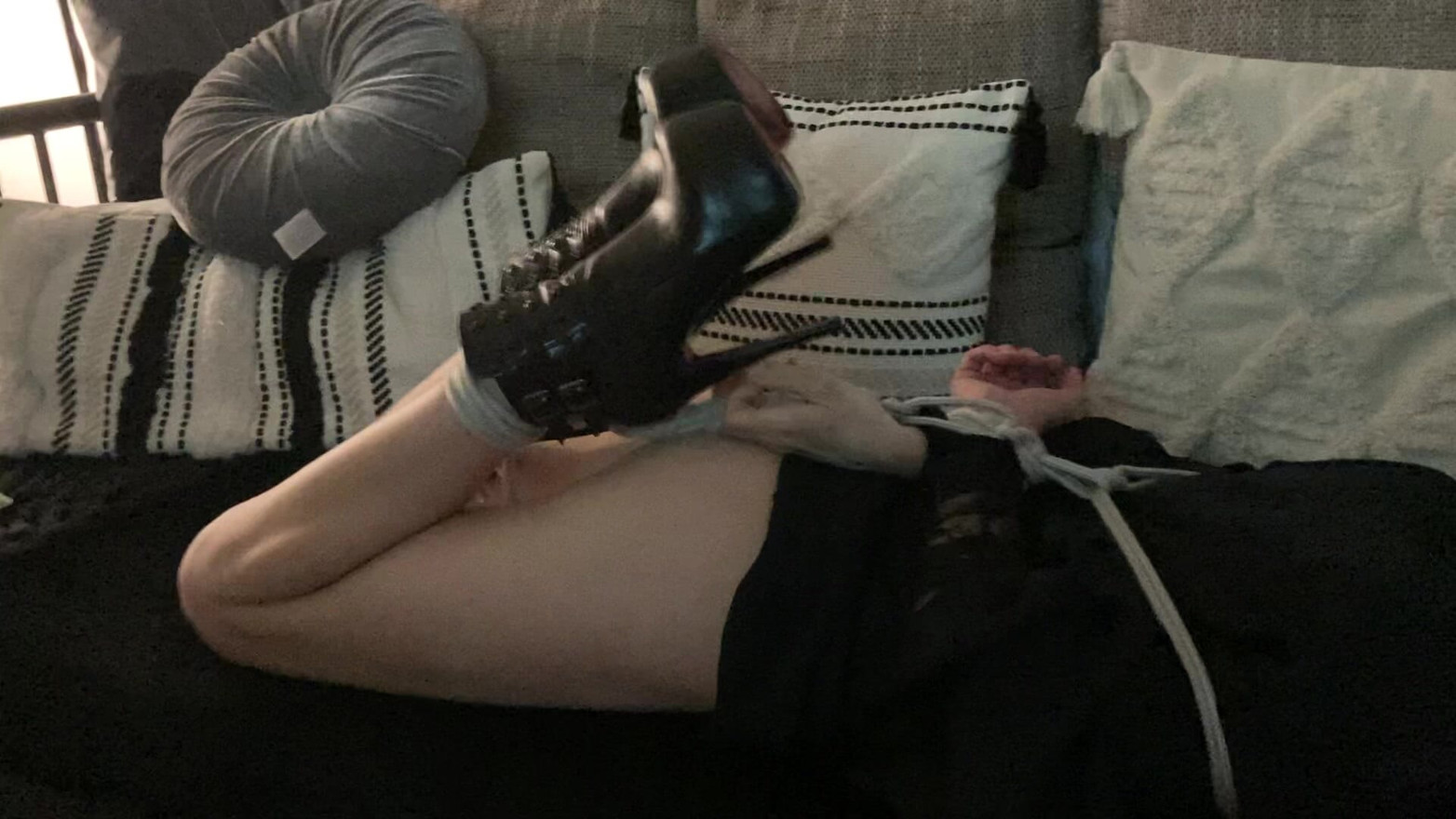 Hogtie sa visokim štiklama 2