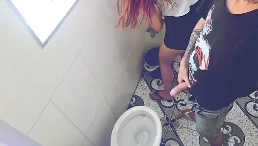 Freches Mädchen Fickt Im Badezimmer Der Disco Mit Fremdem Ohne Kondom!