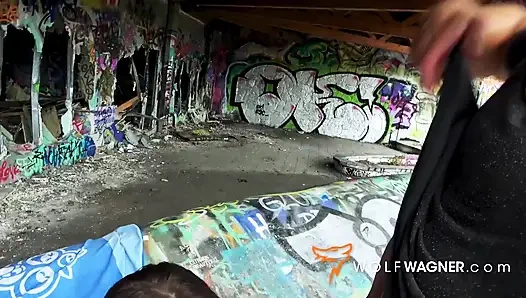 Alman tombul sürtük ile açık havada riskli ateşli sikiş