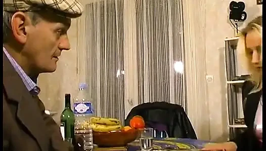 Eine Hausverkäuferin, die alles tun wird, um zu verkaufen.