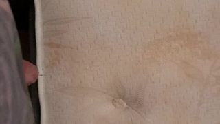 Piscia sul mio materasso nudo con il mio piccolo cazzo femminuccia