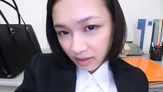 Мужчина среднего возраста и студентка, охотяшаяся за работой.