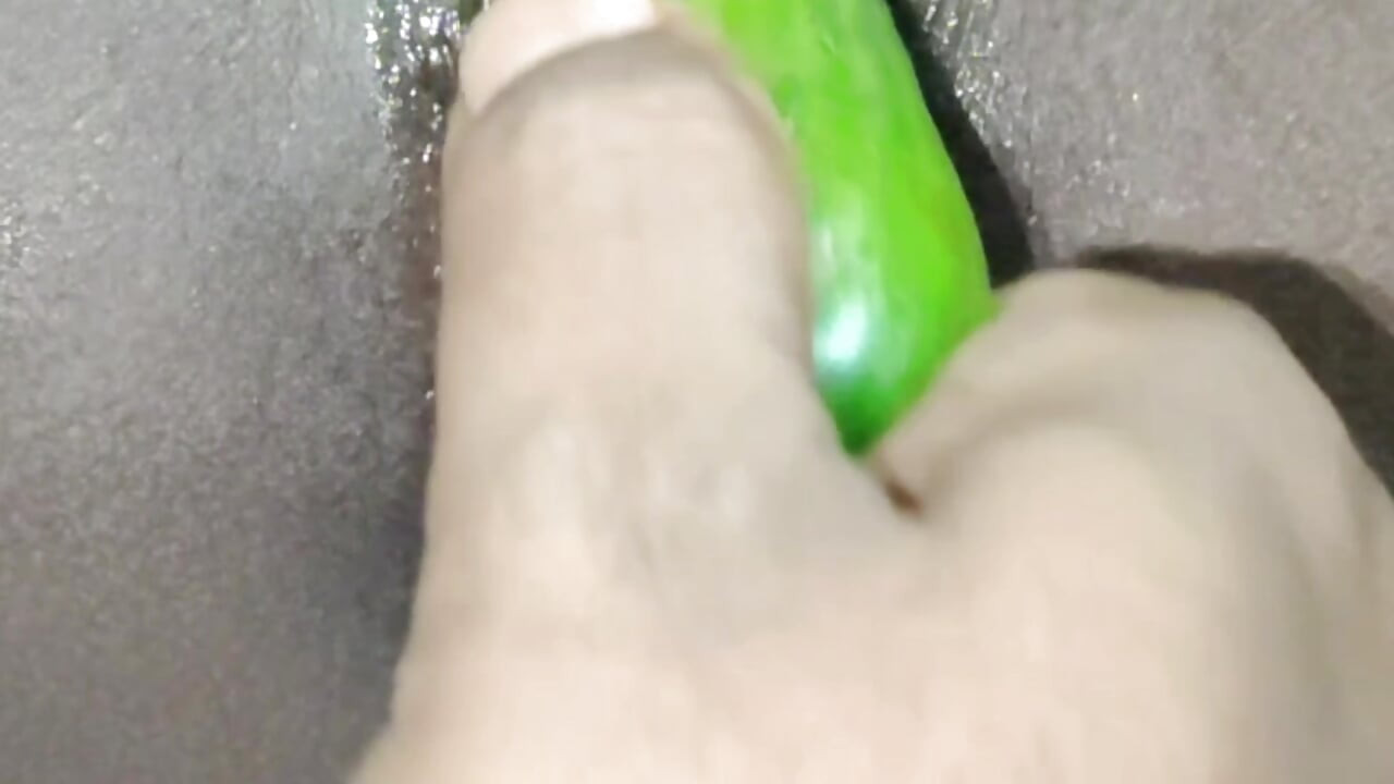 Pati ne mere chut me kheera dalakar chut ko fadkar diya