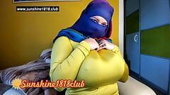 Arabischer Hijab-Muslim mit dicken Möpsen vor der Kamera aus dem Nahen Osten, aufgenommene Webcam-Show