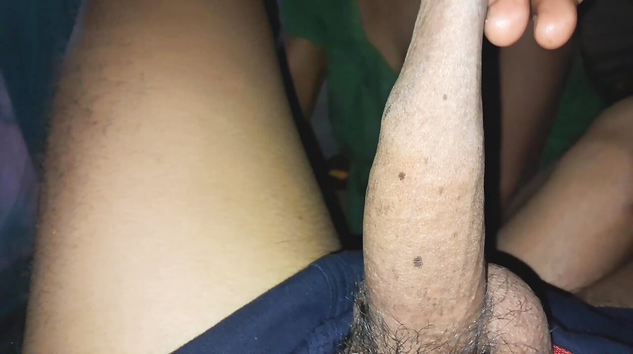 女の子が友達を家に呼んだ