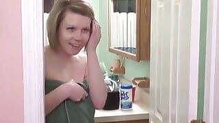 Linda rubia se masturba en la ducha
