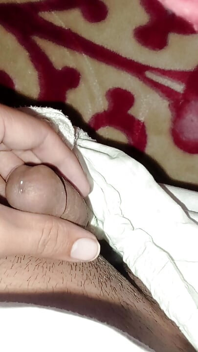 阴茎小男孩在他的毯子里变得饥渴并大师赛