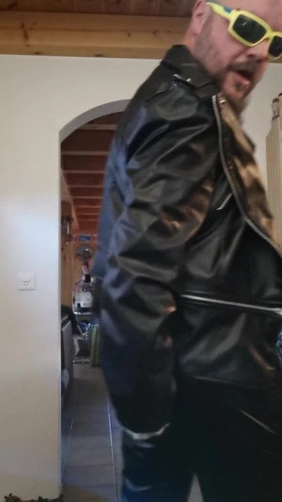 Caresse dans ma nouvelle combi 2
