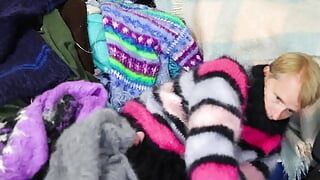젖탱이를 빨고 젖탱이를 빨아 내 스웨터 침대에서 내가 가장 좋아하는 스웨터 중 하나는 즐거운 시간으로 이어진다.
