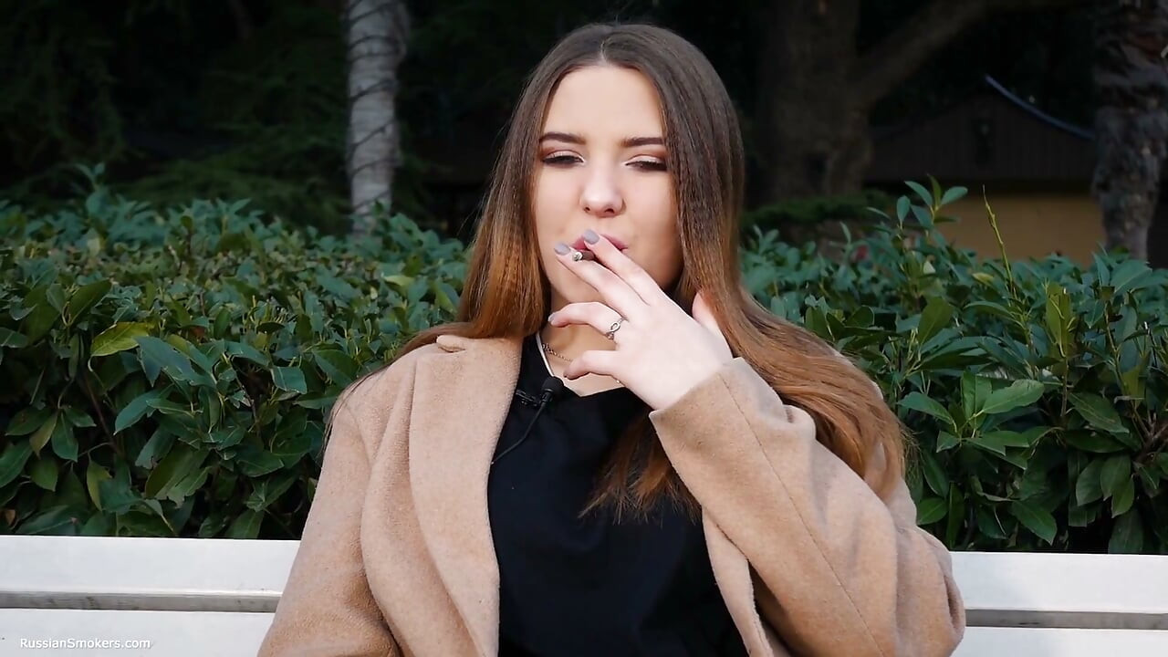 roosi larki apna lanch brek bitaati hai dhoomrapaan 1 cigs