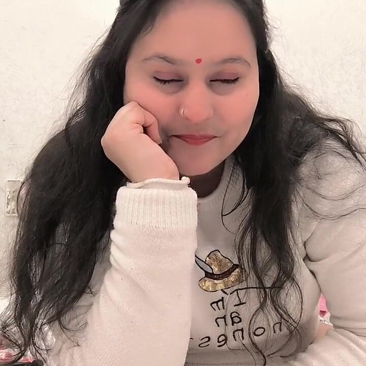 Puja bhabhi dedilhando buceta