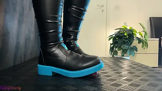Miku Дрочка сапогами в черных и синих высоких сапогах - топтание яиц члена, дрочка обувью, дрочка сапогами, пытка яиц, пытка яиц, топтание, топтание, топтание