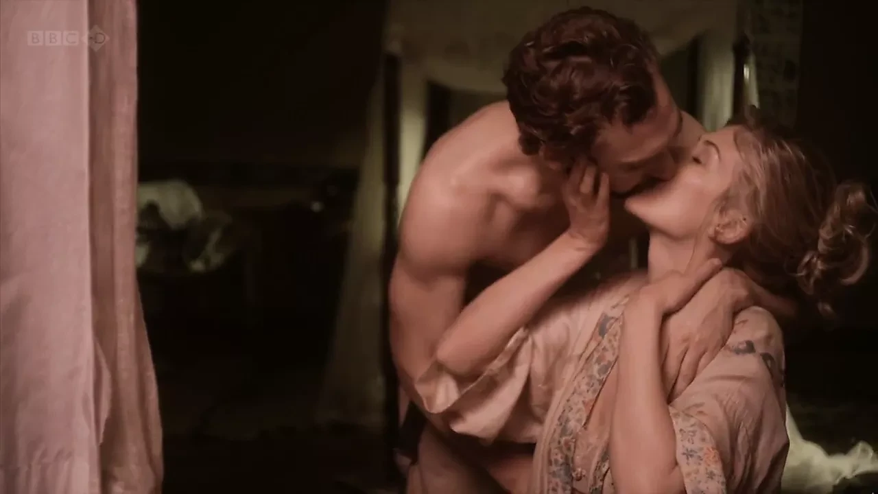 Rosamund Pike desnuda - mujeres enamoradas parte 2 (2011)