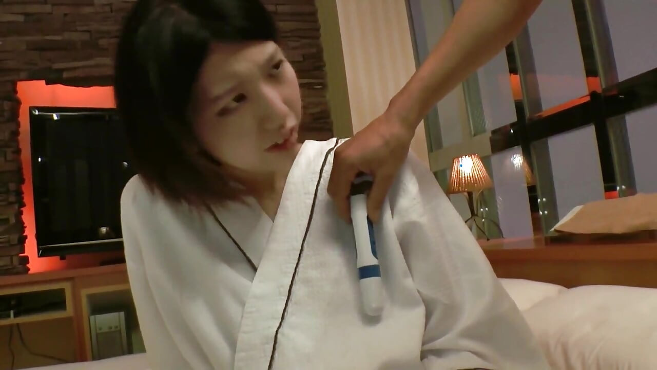 Belle scène asiatique à forte poitrine - Miiko Hiiragi, belle Asiatique mince, se fait baiser et éjaculer sur sa chatte poilue