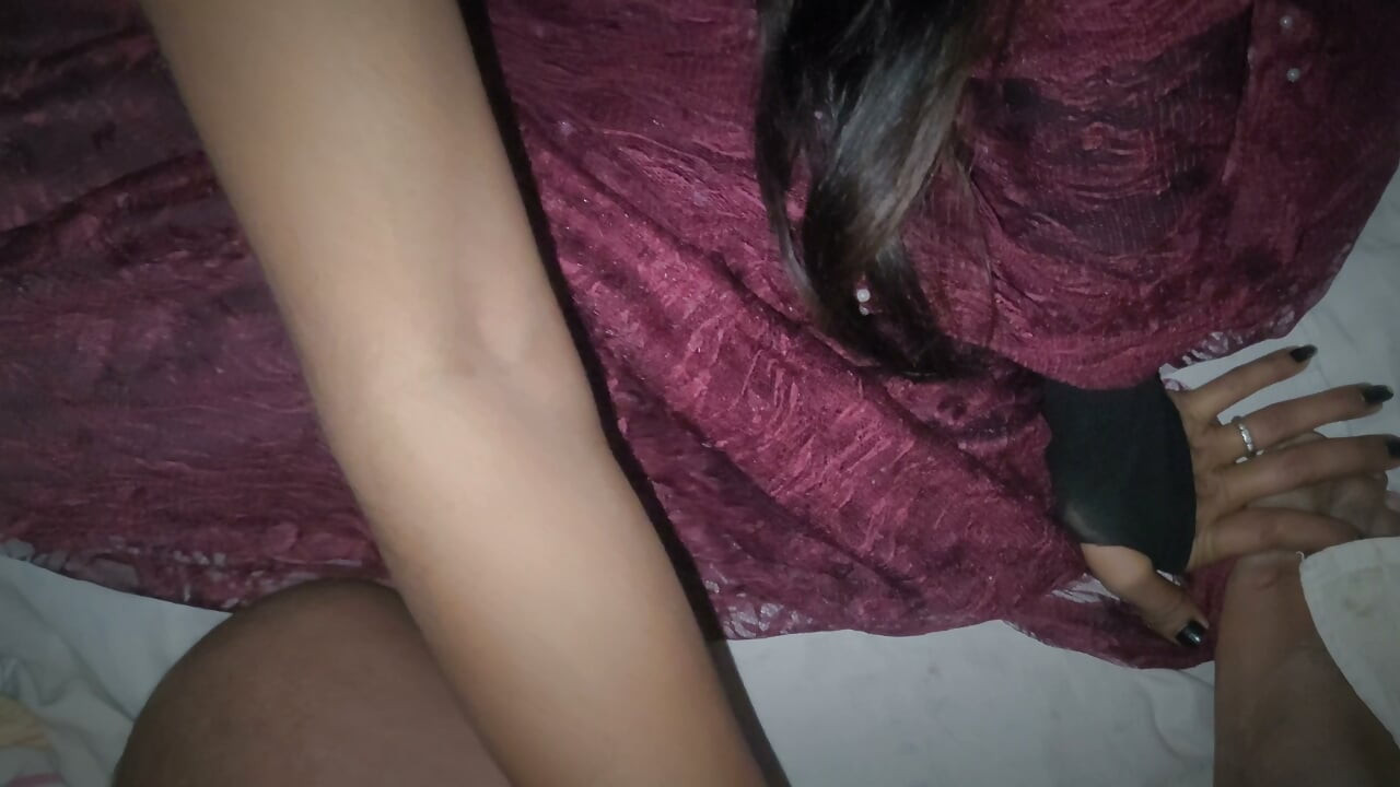 Desi Queen 01: הסרת סארי רגעים אינטימיים