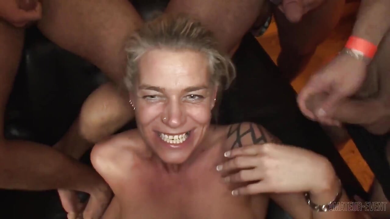 Zwei Spermaschlampen Tabulos Im Club Gefickt