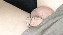 Joana ama che si masturba mentre guida e mostra i suoi tacchi alti sexy trasparenti