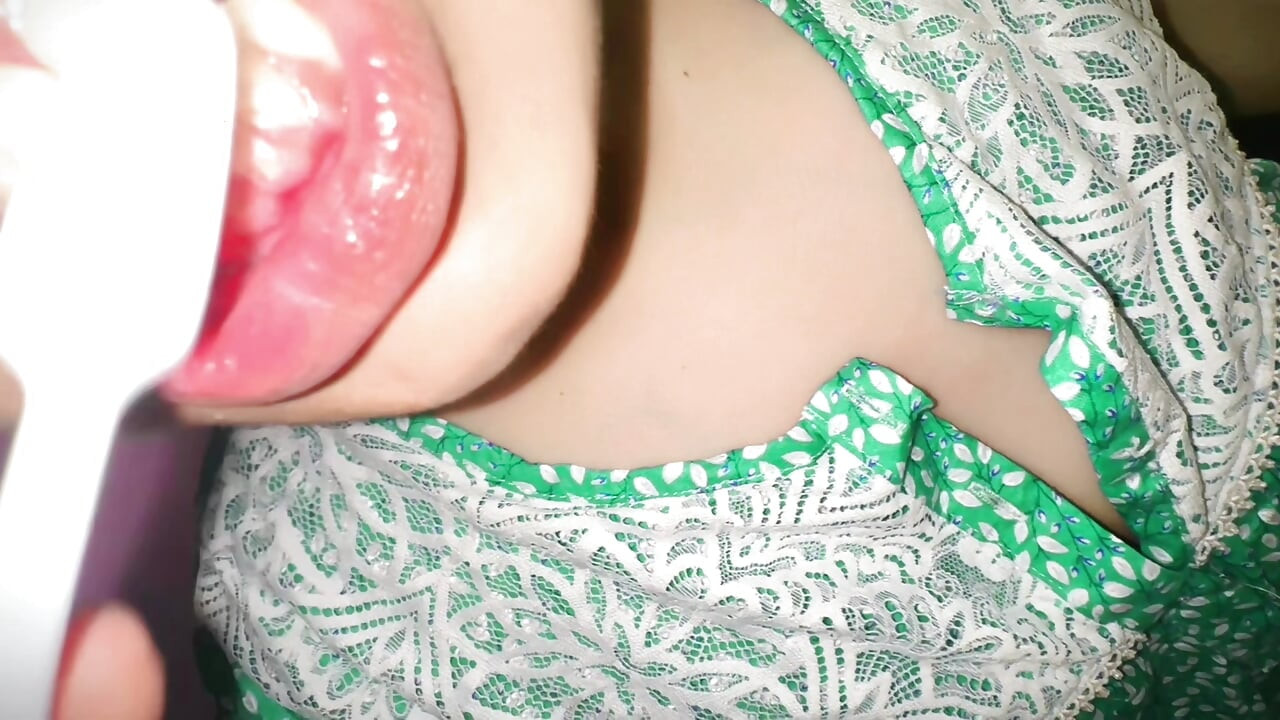 Madrastra árabe hace pis en el baño después del sexo con hijastro