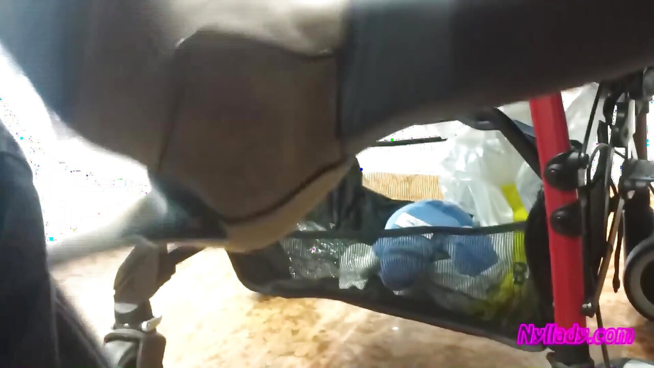 W barze głaska mojego męża moimi szarymi mini butami