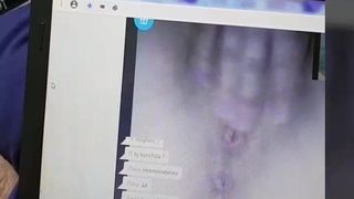 Mooie masturbatie van een jong meisje in videochat