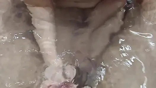 Ngocok kontol di kamar mandi berujung dicrot sperma hangat!