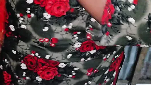 Evli kadının banyo yaparken giyinme sahnesi