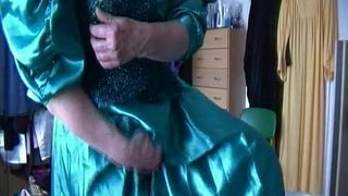 Franzi wichst im gruenen Satinballkleid
