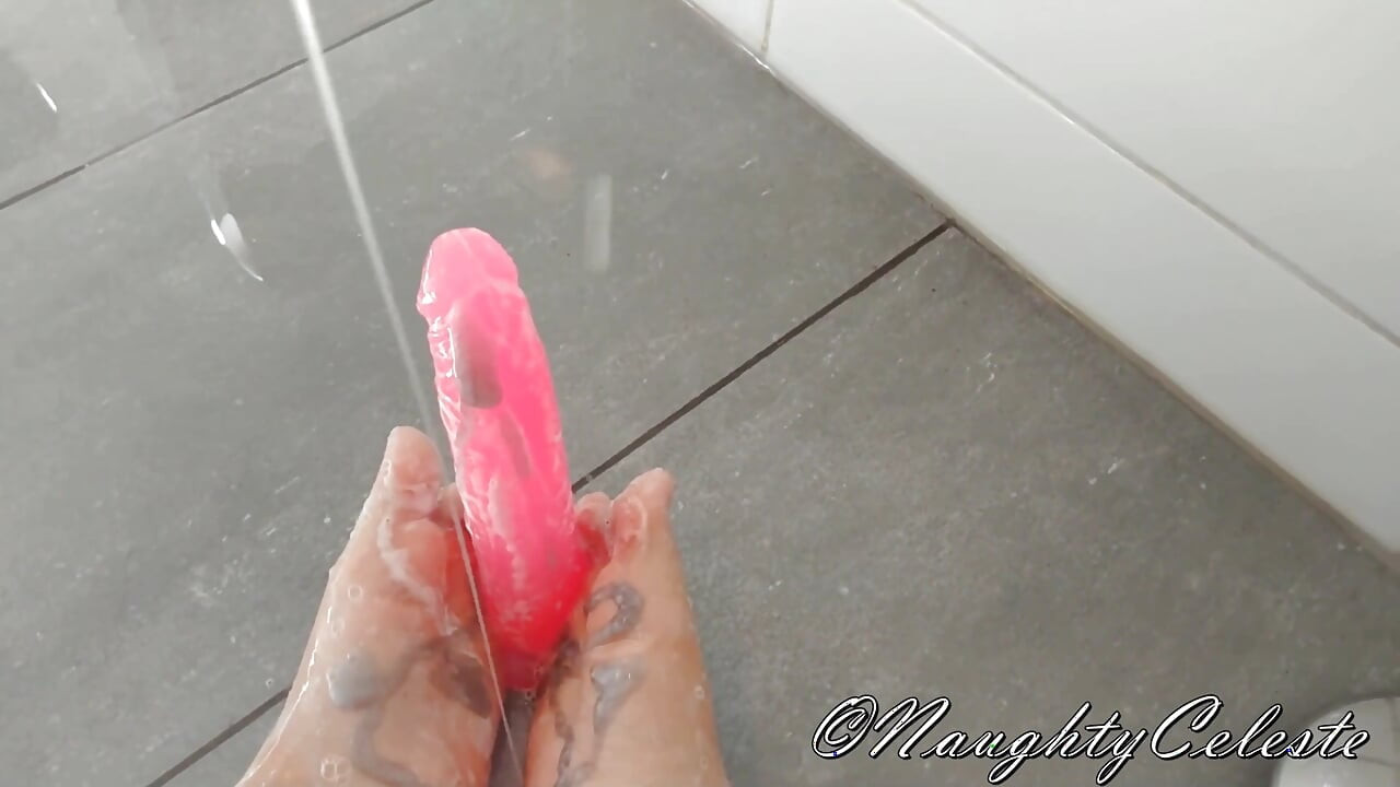 Dildo footjob pod tušem sa sapunom