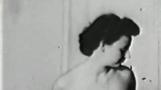 Une fille douce se déshabille et pose (vintage des années 50)