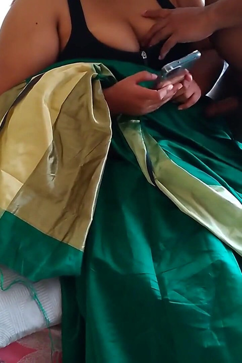 Telugu tia em saree verde com peitos enormes na cama e fode vizinho enquanto assiste pornô no celular - enorme gozada