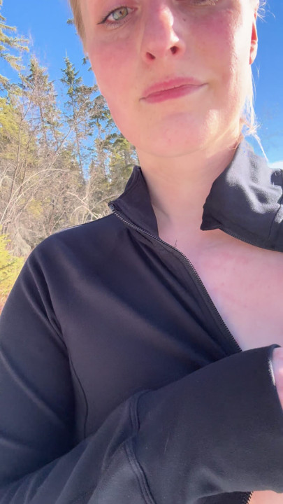 afară savurând prima zi frumoasă a anului