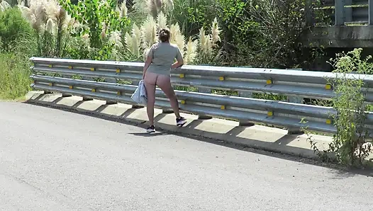 Patricia di jembatan di jalan