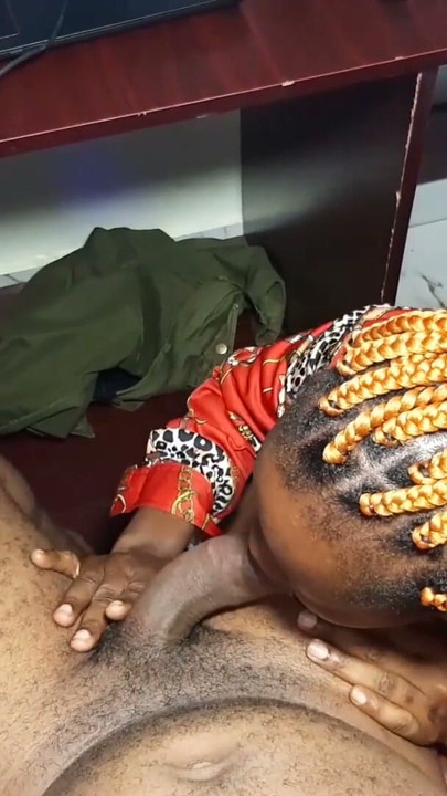 ΩΘΕΕ! Τι τεράστιο πούτσο! Η Ladygold Africa γαμιέται με το μεγάλο πούτσο του Krissyjoh ενώ επεξεργάζεται βίντεο πορνό Νιγηρίας | Απόσπασμα 2