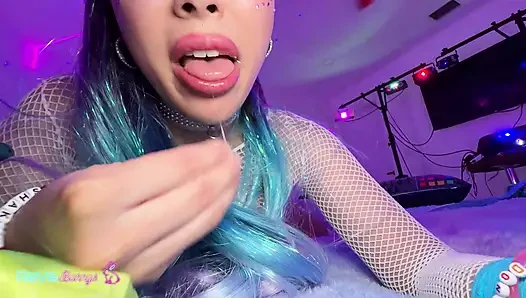 Penelope woods zeigt ihren analplug und bekommt ihre muschi vollgespritzt!