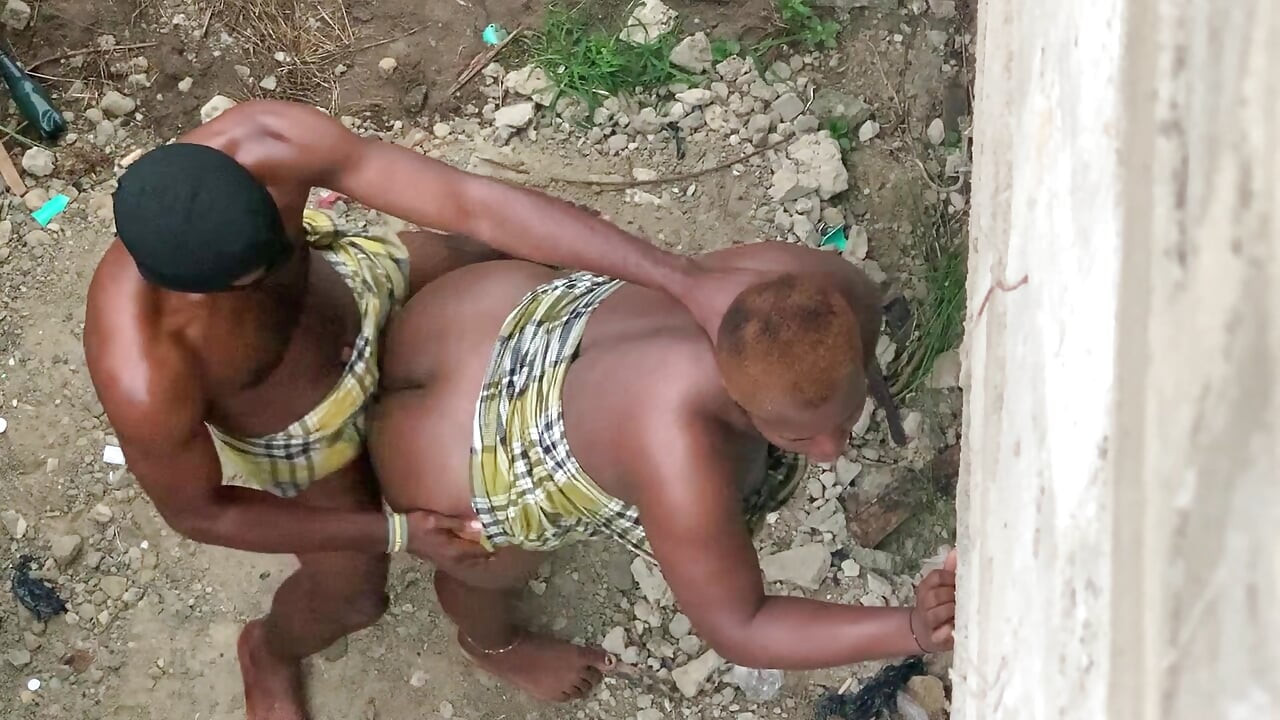 mahal ke gaard men se ek ke saath pyar karne ke lie chupke se baahar