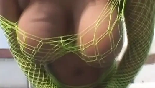 Pelacur pantat kenyal meluncur di kontol panjang hunk