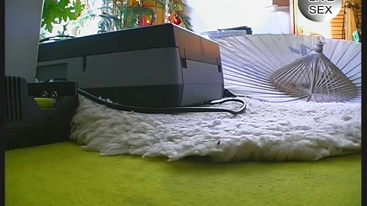 El orgasmo de fetiche al vacío pervertido de una nena rubia en la biblioteca