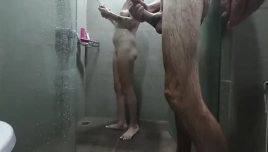 Tetanggaku datang setiap pagi setelah pacarku pergi bekerja dan dia bertemu denganku di kamar mandi dan siap untuk pergi