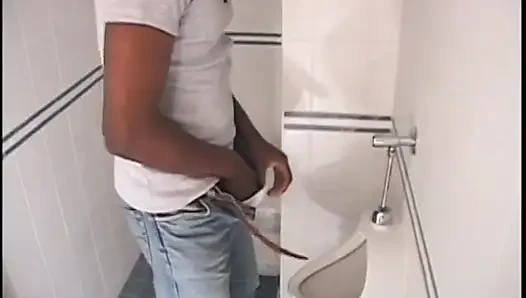 Cewek pirang dewasa yang haus kontol bercurang dengan semua pengunjung kamar mandi