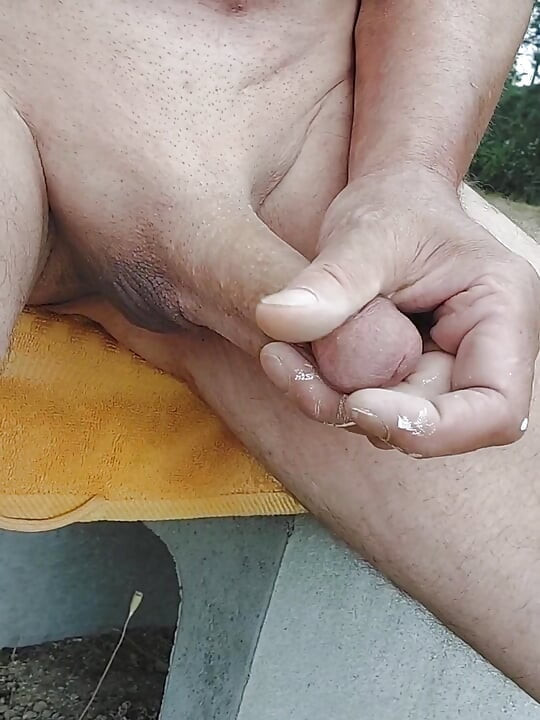Çıplaklar plajında mastürbasyon yapıyor ve boşalıyor