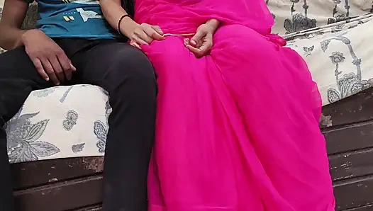 Hintli kız erkek arkadaşında sert sikişiyor