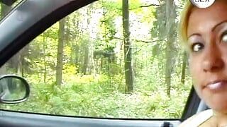 L'arrapante bionda tedesca si riempie mentre si masturba nel bosco
