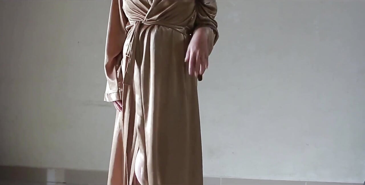 Indonesisk Tobrut-pige iført en sexet satinkåbe, mens hun har sex