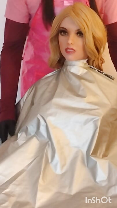Lauren, prințesa salonului de înfrumusețare, cu fetiș pentru pelerina chimică și modeling