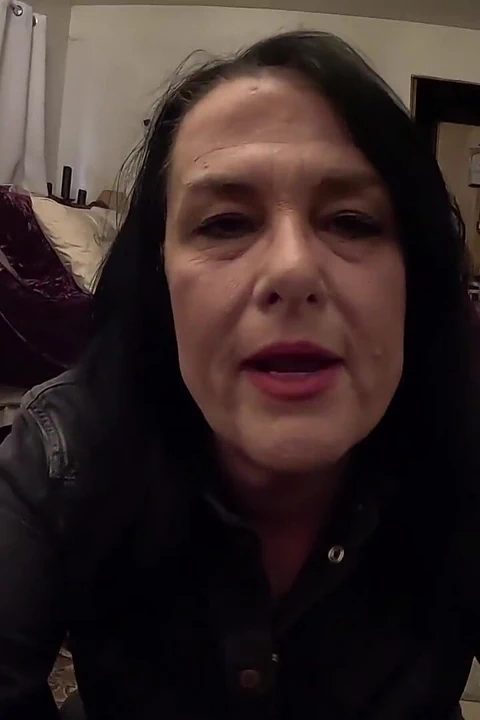 想象一下, 一个哥特式女巫熟女的吸烟口交