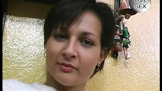 Brünette brünette milf mit strümpfen bekommt ihre muschi bespiele, bevor sie einen blowjob gibt