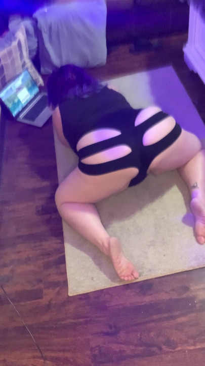 BlancaGirlBBW se estende mostrando essa bunda grande